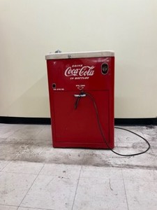 lot 4 image: VIntage Coke Machine