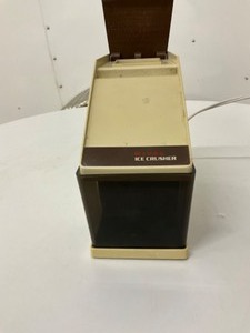 lot 36 image: Vintage plug in ice crusher