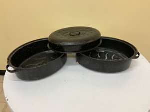 lot 70 image: Turkey roaster w Lid and extra pan