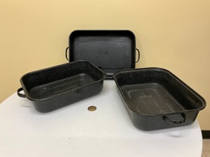 lot 74 image: Enameled roaster