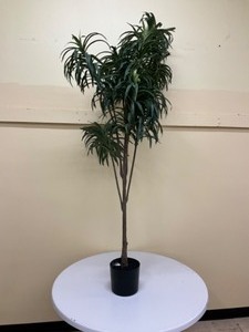 lot 77 image: 7ft decorative tree