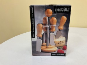 lot 79 image: Set of 4 cheese knives with stand
