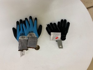 lot 81 image: IGloo Youth thinsilate gloves & adult Gtek polykor gloves