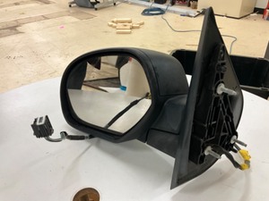 lot 129 image: 07 (new body) 2500 Chevy side mirrors