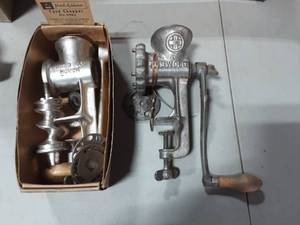 lot 2 image: Vintage Griswold & Maid Of Honor Food Choppers