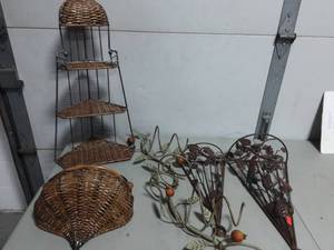lot 10 image: Wire & Wicker Wall Decor