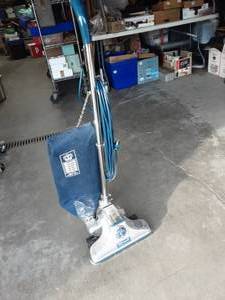 lot 79 image: Royal Upright Vacuum-Works-Might Need A Belt