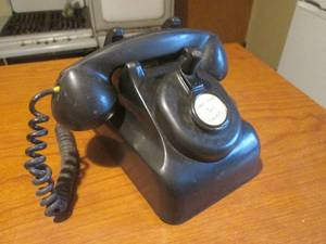 (DLR) Vintage Telephone with Crank