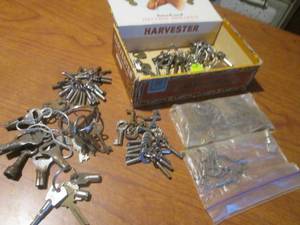 (DLR) Vintage Cigar Box Full of Assorted Vintage Keys