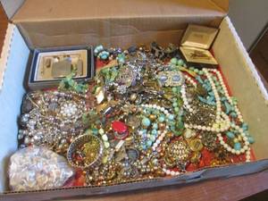 (DLR) Box of Assorted Fashion Jewelry
