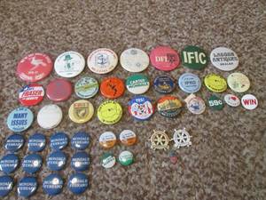 (DLR) Assortment of Vintage Buttons in Vintage Cigar Box