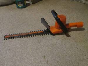 (K) Black & Decker 16 Electric Hedge Clippers - Works