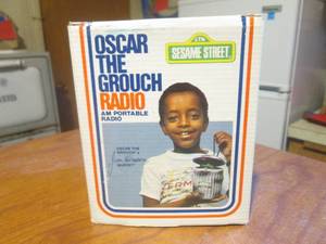 (DLR) Vintage Sesame Street Oscar The Grouch AM Portable Radio In Box