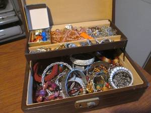 (DLR) Jewelry Box Full of Assorted Fashion Jewelry