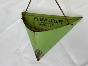 lot 100 image: Vintage Westbrock Hatchery Metal Dustpan