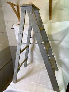 lot 101 image: Wooden Step Ladder