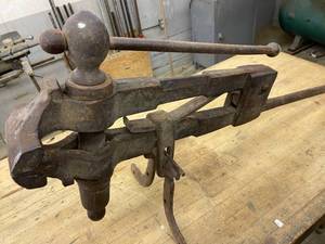 lot 141 image: Vintage Blacksmiths Vise Anvil Post Leg Vise