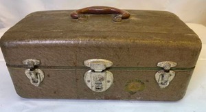 lot 165 image: Vintage Union Steel Chest Tool Box with Some Tools