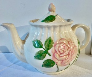 lot 184 image: Beautiful Vintage Pottery Teapots and Shaker