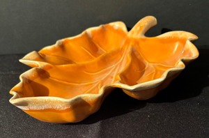 lot 85 image: Trio of Lovely Autumnal Leaf Dishes by Hull