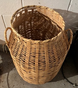 lot 88 image: Lovely Large Wicker Basket with Lid