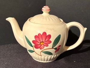 lot 96 image: Trio of Vintage USA Pottery Teapots