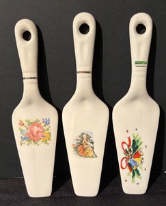 lot 97 image: 6 Vintage Porcelain Pie  Cake Servers