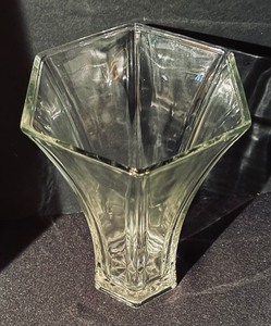 lot 215 image: Vintage Hoosier Glass Vase