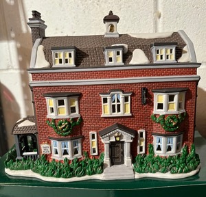 lot 227 image: Department 56 Heritage Village Collection Dickens Village Series Collectable Houses