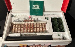 lot 246 image: Department 56 Heritage Village Collection Dickens Village Series Kensington Palace