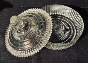 lot 267 image: Classy Ribbed Glass Candy Dish
