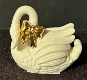 lot 301 image: 12 Mikasa Swan Figurine Place Card Holders