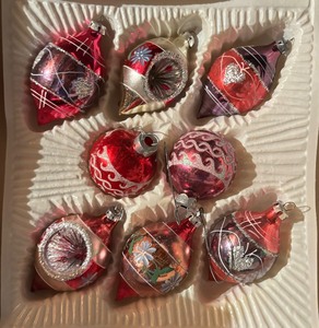 lot 309 image: Vintage Ornaments by Shiny Bright and Holly