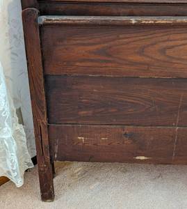 lot 9 image: Antique Carved Mahogany Full Size Bed Frame