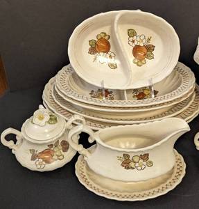 lot 16 image: Vernon Ware Fruit Basket Serving Dishes
