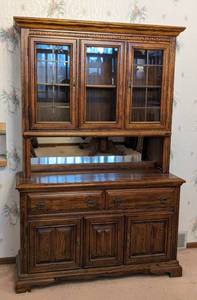 lot 13 image: Vintage Wood Display Hutch