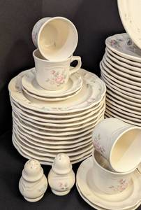 lot 22 image: Pfaltzgraff Tea Rose Dish Set