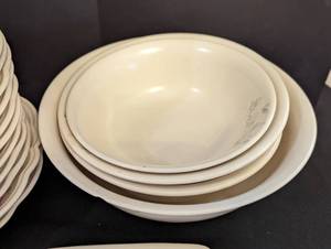 lot 23 image: Pfaltzgraff Tea Rose Bowl Set