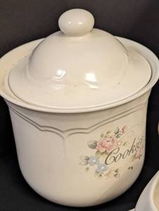 lot 24 image: Pfaltzgraff Tea Rose Servingware