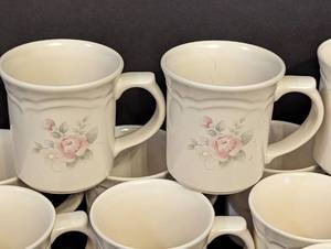 lot 25 image: Pfaltzgraff Tea Rose Mug Set