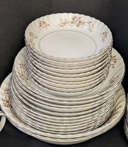 lot 50 image: Wentworth Colette Dish Set