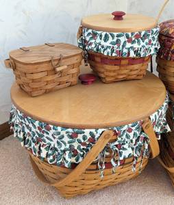 lot 38 image: Longaberger Woven Holiday Baskets