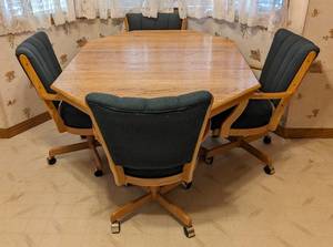 lot 53 image: Vintage Oak Dining Table Set