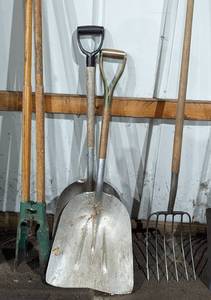 lot 58 image: Assorted Long Handled Tools