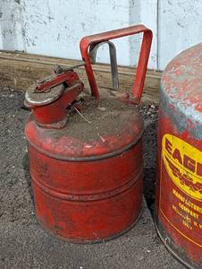 lot 65 image: Vintage Metal Gas  Oil Cans