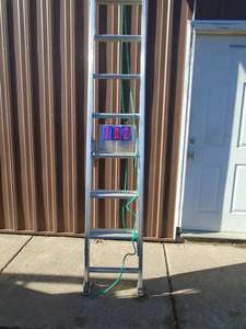 Werner 24 extension ladder. Looks nearly new. As shown.