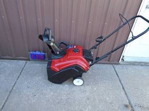 Toro snow thrower. Like new condition. Electric start. Tested & works. As shown.