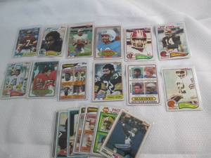 lot 6 image: 1980 - 1982 Topps Football  Cards...