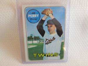 lot 239 image: 1969 Topps Jim Perry Card...