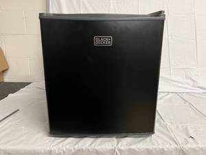lot 51 image: Black and Decker Mini Fridge - 1.7CuFt